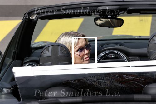 Amsterdam 30 april 2020
Bridget Maasland met haar mini cooper cabrio op weg met schilderij naar haar broer