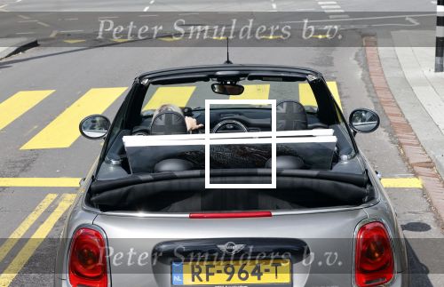 Amsterdam 30 april 2020
Bridget Maasland met haar mini cooper cabrio op weg met schilderij naar haar broer