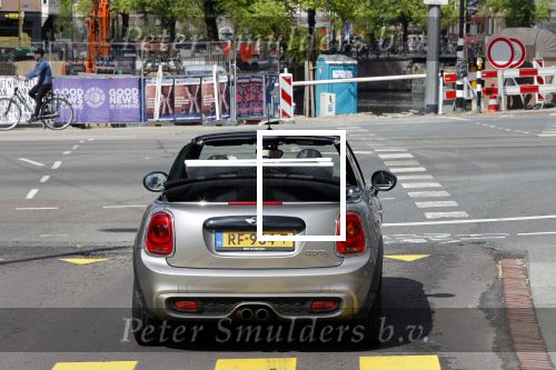 Amsterdam 30 april 2020
Bridget Maasland met haar mini cooper cabrio op weg met schilderij naar haar broer
