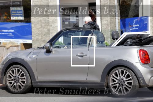Amsterdam 30 april 2020
Bridget Maasland met haar mini cooper cabrio op weg met schilderij naar haar broer