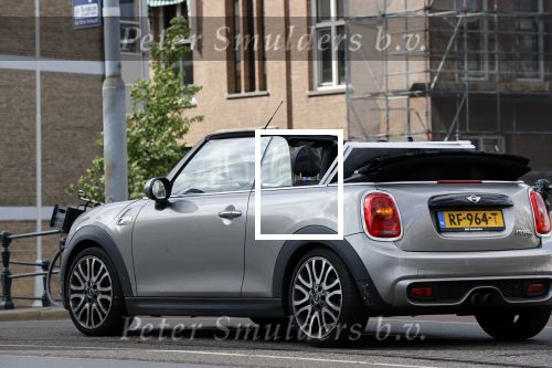 Amsterdam 30 april 2020
Bridget Maasland met haar mini cooper cabrio op weg met schilderij naar haar broer