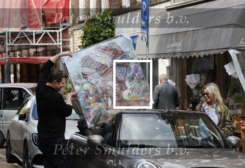 Amsterdam 30 april 2020
Bridget Maasland met haar mini cooper cabrio op weg met schilderij naar haar broer