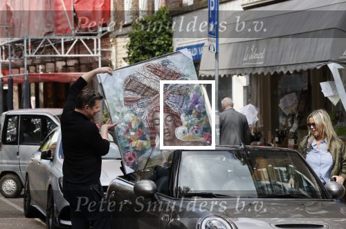 Amsterdam 30 april 2020
Bridget Maasland met haar mini cooper cabrio op weg met schilderij naar haar broer