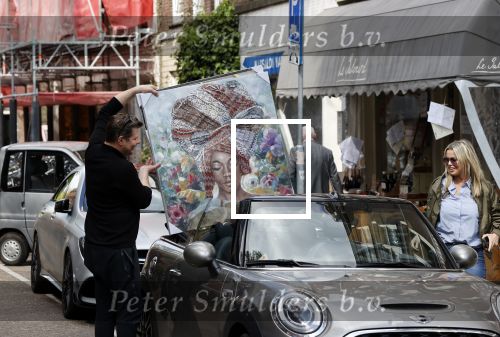 Amsterdam 30 april 2020
Bridget Maasland met haar mini cooper cabrio op weg met schilderij naar haar broer