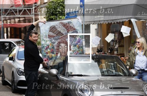 Amsterdam 30 april 2020
Bridget Maasland met haar mini cooper cabrio op weg met schilderij naar haar broer