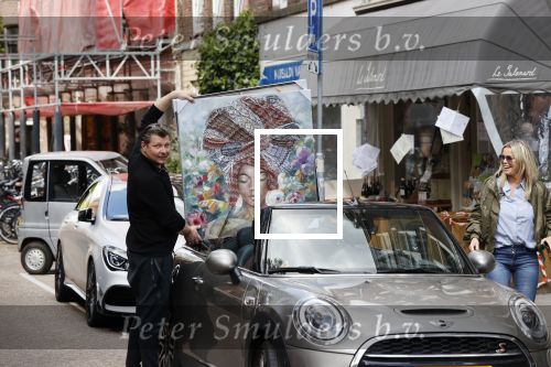 Amsterdam 30 april 2020
Bridget Maasland met haar mini cooper cabrio op weg met schilderij naar haar broer
