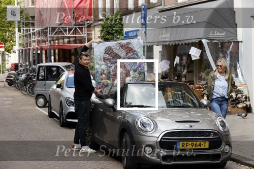 Amsterdam 30 april 2020
Bridget Maasland met haar mini cooper cabrio op weg met schilderij naar haar broer