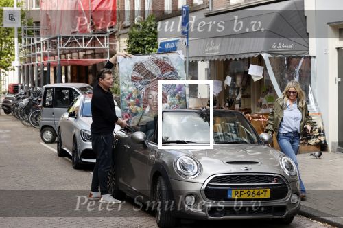 Amsterdam 30 april 2020
Bridget Maasland met haar mini cooper cabrio op weg met schilderij naar haar broer