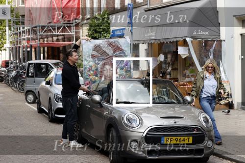 Amsterdam 30 april 2020
Bridget Maasland met haar mini cooper cabrio op weg met schilderij naar haar broer