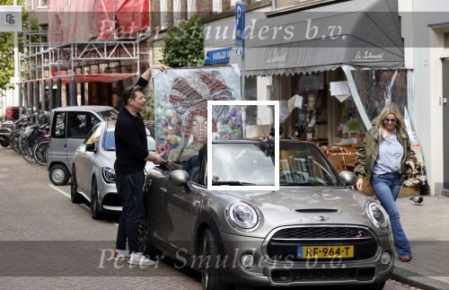 Amsterdam 30 april 2020
Bridget Maasland met haar mini cooper cabrio op weg met schilderij naar haar broer