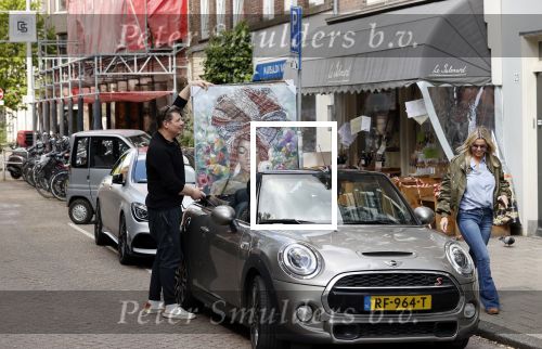 Amsterdam 30 april 2020
Bridget Maasland met haar mini cooper cabrio op weg met schilderij naar haar broer