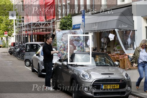 Amsterdam 30 april 2020
Bridget Maasland met haar mini cooper cabrio op weg met schilderij naar haar broer