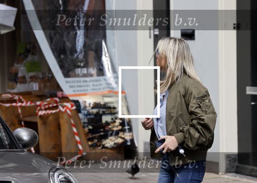 Amsterdam 30 april 2020
Bridget Maasland met haar mini cooper cabrio op weg met schilderij naar haar broer