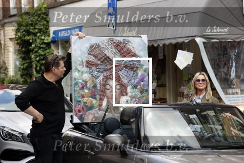 Amsterdam 30 april 2020
Bridget Maasland met haar mini cooper cabrio op weg met schilderij naar haar broer