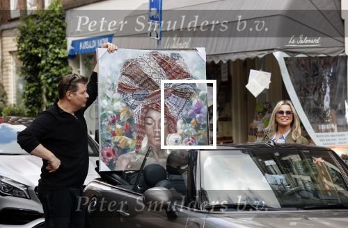 Amsterdam 30 april 2020
Bridget Maasland met haar mini cooper cabrio op weg met schilderij naar haar broer