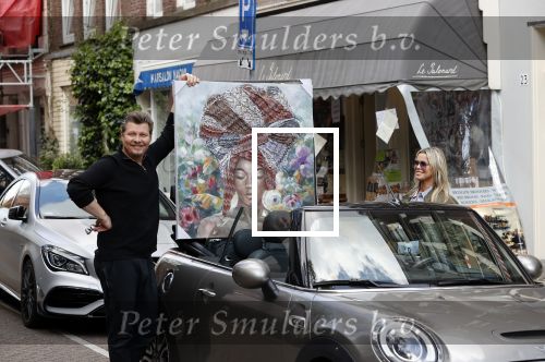 Amsterdam 30 april 2020
Bridget Maasland met haar mini cooper cabrio op weg met schilderij naar haar broer