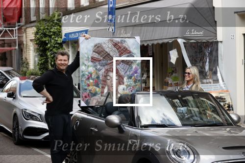 Amsterdam 30 april 2020
Bridget Maasland met haar mini cooper cabrio op weg met schilderij naar haar broer