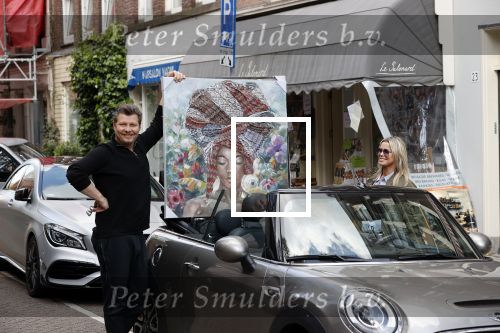 Amsterdam 30 april 2020
Bridget Maasland met haar mini cooper cabrio op weg met schilderij naar haar broer