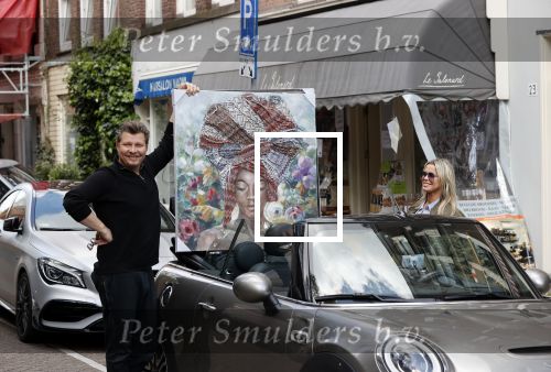 Amsterdam 30 april 2020
Bridget Maasland met haar mini cooper cabrio op weg met schilderij naar haar broer