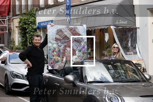Amsterdam 30 april 2020
Bridget Maasland met haar mini cooper cabrio op weg met schilderij naar haar broer