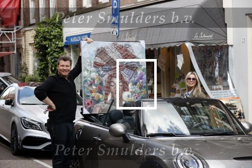 Amsterdam 30 april 2020
Bridget Maasland met haar mini cooper cabrio op weg met schilderij naar haar broer