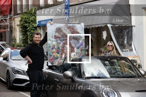 Amsterdam 30 april 2020
Bridget Maasland met haar mini cooper cabrio op weg met schilderij naar haar broer