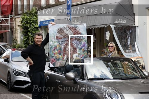 Amsterdam 30 april 2020
Bridget Maasland met haar mini cooper cabrio op weg met schilderij naar haar broer