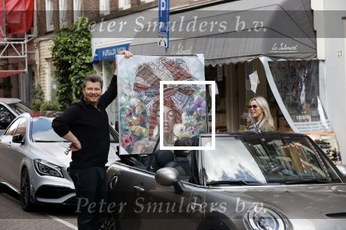 Amsterdam 30 april 2020
Bridget Maasland met haar mini cooper cabrio op weg met schilderij naar haar broer