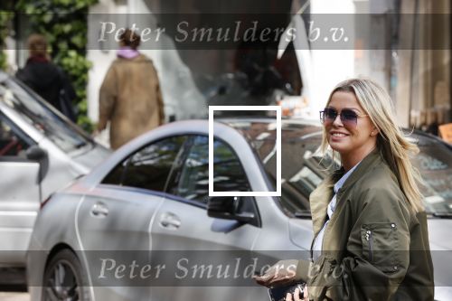 Amsterdam 30 april 2020
Bridget Maasland met haar mini cooper cabrio op weg met schilderij naar haar broer