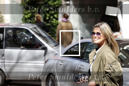 Amsterdam 30 april 2020
Bridget Maasland met haar mini cooper cabrio op weg met schilderij naar haar broer