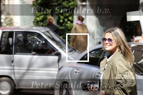 Amsterdam 30 april 2020
Bridget Maasland met haar mini cooper cabrio op weg met schilderij naar haar broer