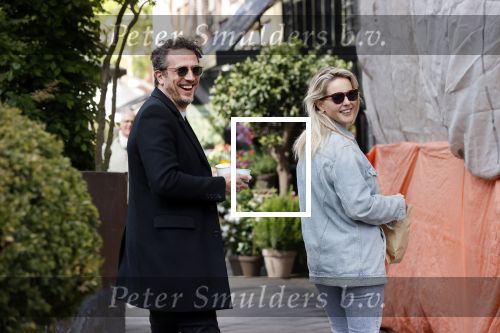 Amsterdam 1 mei 2020
Chantal Janzen en haar man Marco Geeratz eten ijsje in Amsterdam zuid.