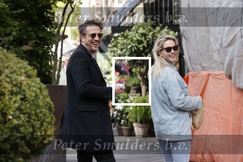 Amsterdam 1 mei 2020
Chantal Janzen en haar man Marco Geeratz eten ijsje in Amsterdam zuid.