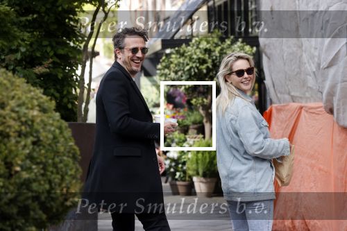 Amsterdam 1 mei 2020
Chantal Janzen en haar man Marco Geeratz eten ijsje in Amsterdam zuid.
