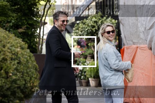 Amsterdam 1 mei 2020
Chantal Janzen en haar man Marco Geeratz eten ijsje in Amsterdam zuid.