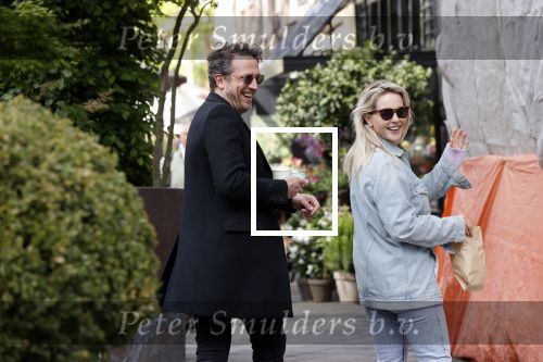 Amsterdam 1 mei 2020
Chantal Janzen en haar man Marco Geeratz eten ijsje in Amsterdam zuid.