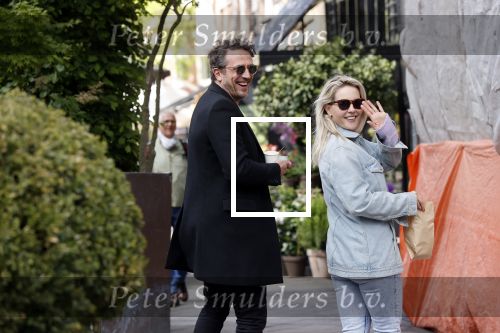 Amsterdam 1 mei 2020
Chantal Janzen en haar man Marco Geeratz eten ijsje in Amsterdam zuid.