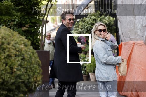 Amsterdam 1 mei 2020
Chantal Janzen en haar man Marco Geeratz eten ijsje in Amsterdam zuid.