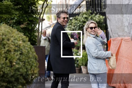 Amsterdam 1 mei 2020
Chantal Janzen en haar man Marco Geeratz eten ijsje in Amsterdam zuid.