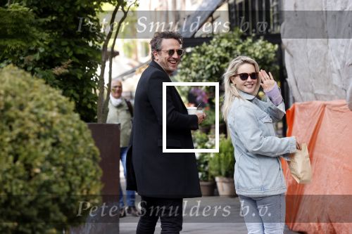 Amsterdam 1 mei 2020
Chantal Janzen en haar man Marco Geeratz eten ijsje in Amsterdam zuid.