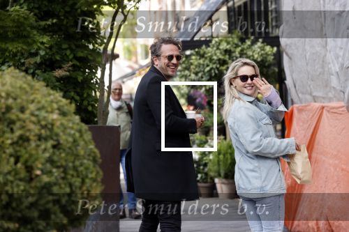 Amsterdam 1 mei 2020
Chantal Janzen en haar man Marco Geeratz eten ijsje in Amsterdam zuid.