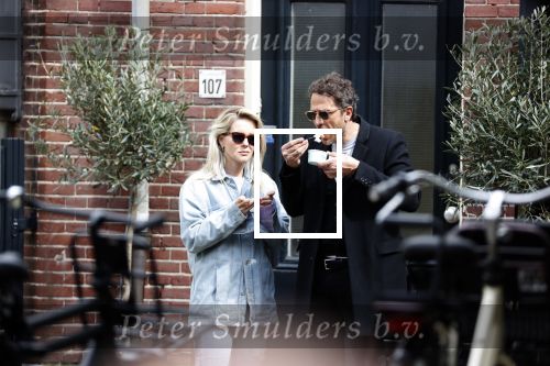 Amsterdam 1 mei 2020
Chantal Janzen en haar man Marco Geeratz eten ijsje in Amsterdam zuid.