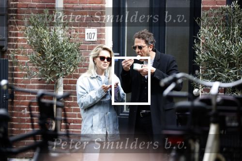 Amsterdam 1 mei 2020
Chantal Janzen en haar man Marco Geeratz eten ijsje in Amsterdam zuid.