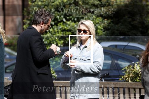 Amsterdam 1 mei 2020
Chantal Janzen en haar man Marco Geeratz eten ijsje in Amsterdam zuid.
