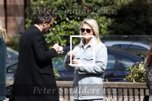 Amsterdam 1 mei 2020
Chantal Janzen en haar man Marco Geeratz eten ijsje in Amsterdam zuid.