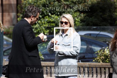 Amsterdam 1 mei 2020
Chantal Janzen en haar man Marco Geeratz eten ijsje in Amsterdam zuid.