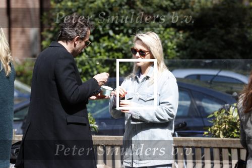 Amsterdam 1 mei 2020
Chantal Janzen en haar man Marco Geeratz eten ijsje in Amsterdam zuid.