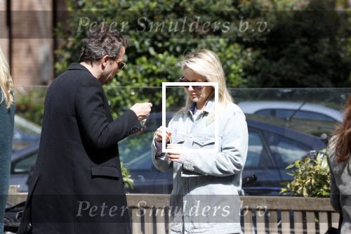 Amsterdam 1 mei 2020
Chantal Janzen en haar man Marco Geeratz eten ijsje in Amsterdam zuid.