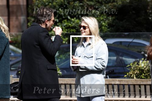 Amsterdam 1 mei 2020
Chantal Janzen en haar man Marco Geeratz eten ijsje in Amsterdam zuid.