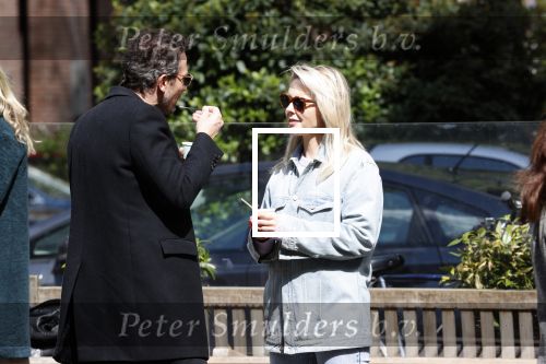 Amsterdam 1 mei 2020
Chantal Janzen en haar man Marco Geeratz eten ijsje in Amsterdam zuid.